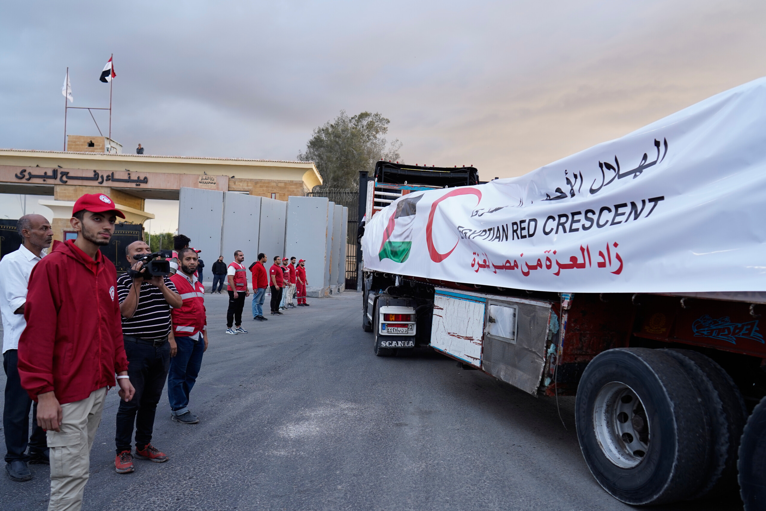 gaza israel ne rouvre pas le point de passage de rafah et reduit le flux daide scaled
