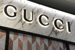 ue amende de 120 millions pour gucci a limite les prix de vente des detaillants