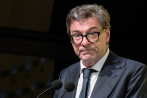 g7 giorgetti lukraine a besoin dargent et cest a leurope de le fournir