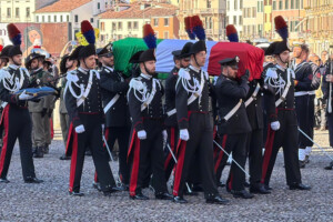 tragedie du casolare funerailles des trois carabiniers a padoue mgr saba leur mort est un evenement dur et incomprehensible