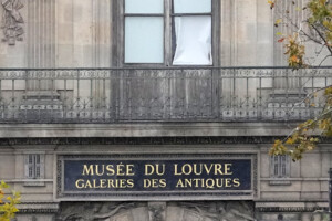 france deux bijoux voles au louvre retrouves les voleurs etaient deguises en ouvriers
