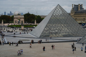 france vol au louvre musee ferme et police sur place