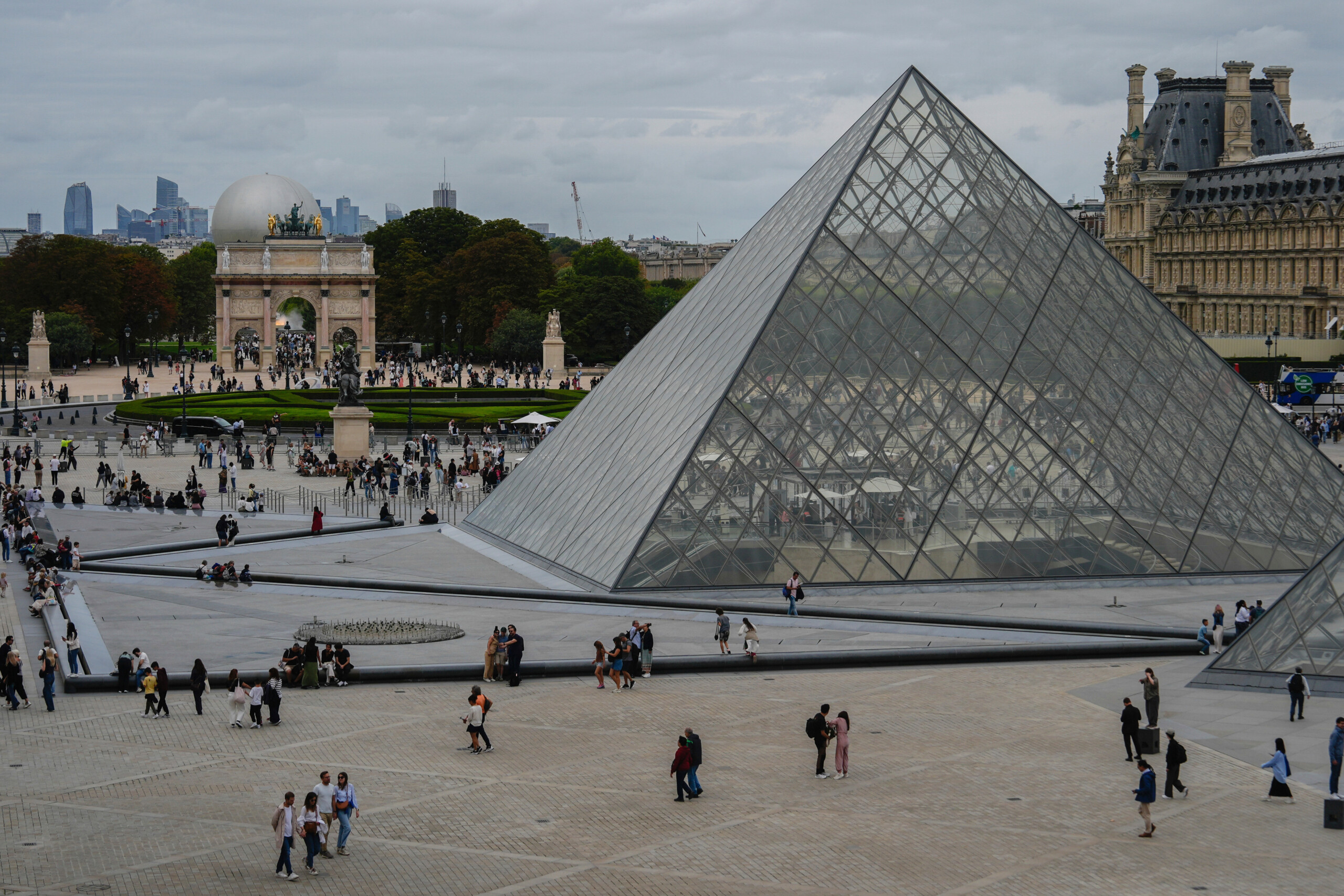 france vol au louvre musee ferme et police sur place scaled