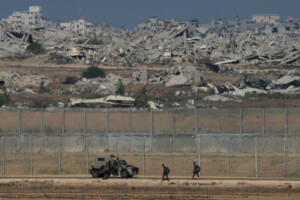 gaza larmee israelienne commence a delimiter la ligne jaune avec des blocs de beton