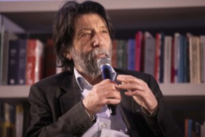 gouvernement cacciari meloni est faible elle a constamment besoin davoir un ennemi