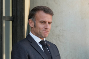macron le vol au louvre est une attaque contre notre histoire nous trouverons les responsables