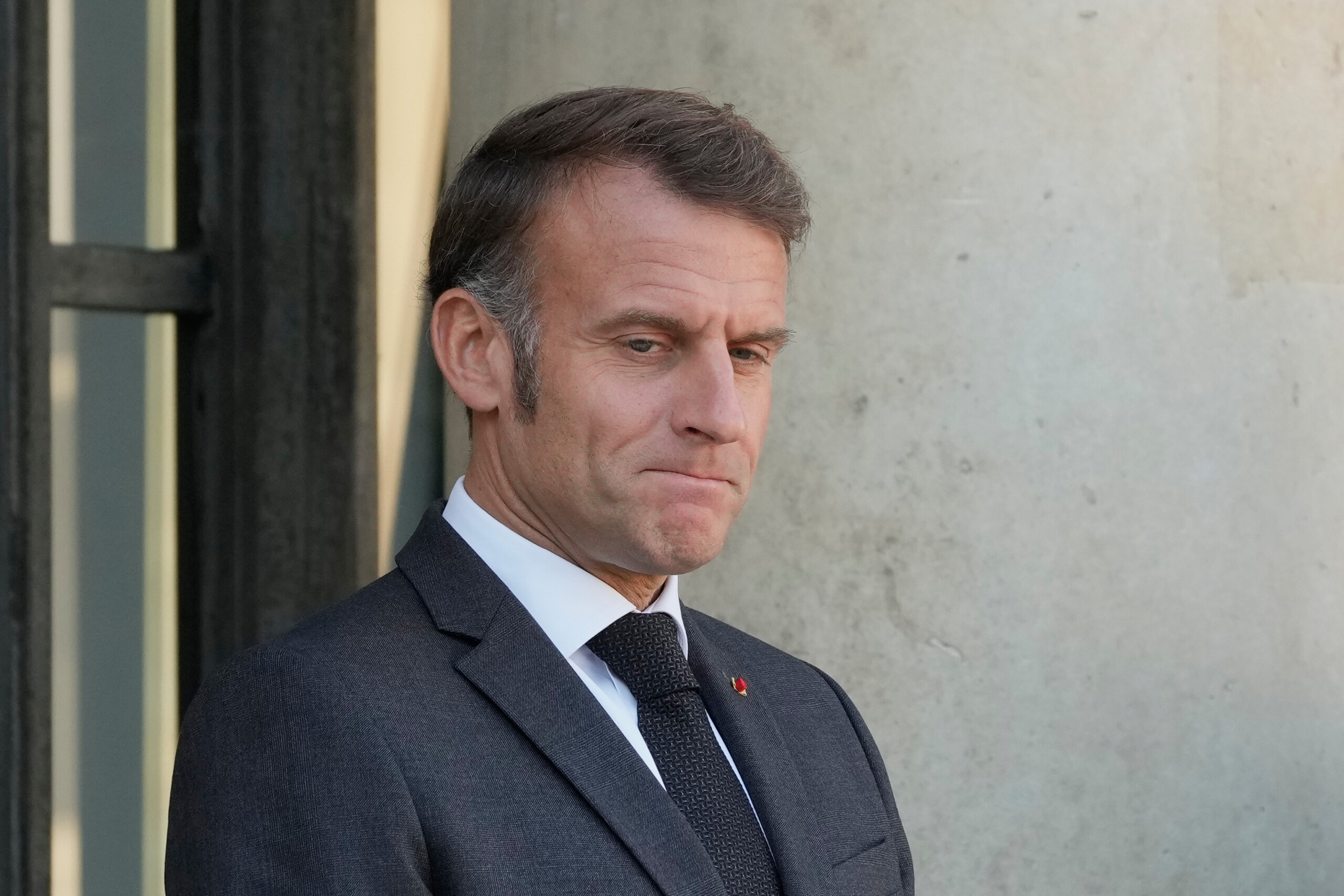 macron le vol au louvre est une attaque contre notre histoire nous trouverons les responsables scaled