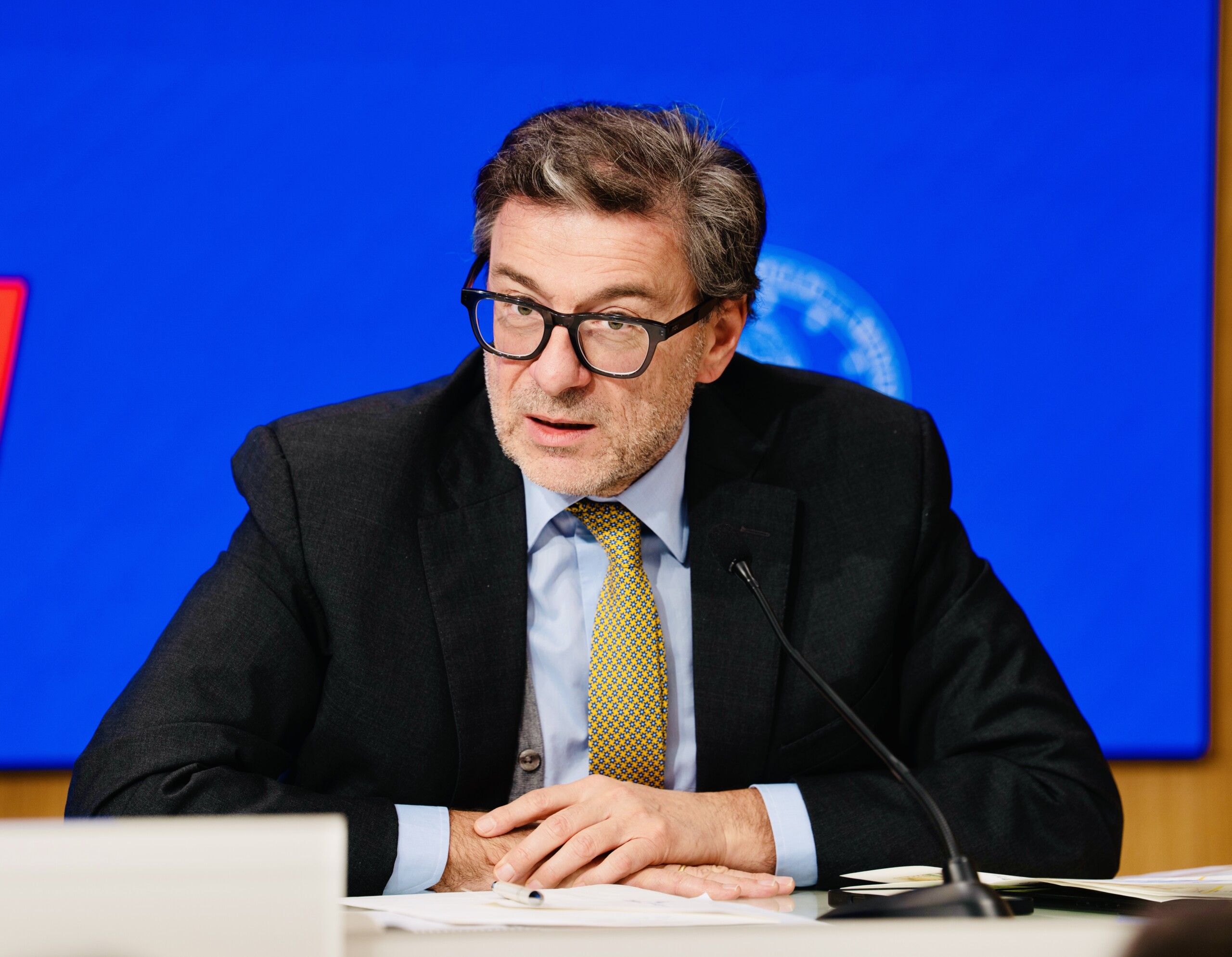 manoeuvre projet de loi comprenant 137 articles mesures confirmees concernant la reduction de limpot sur le revenu et la mise au rebut scaled