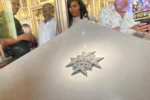 ministere francais de la culture huit bijoux ont ete voles au louvre