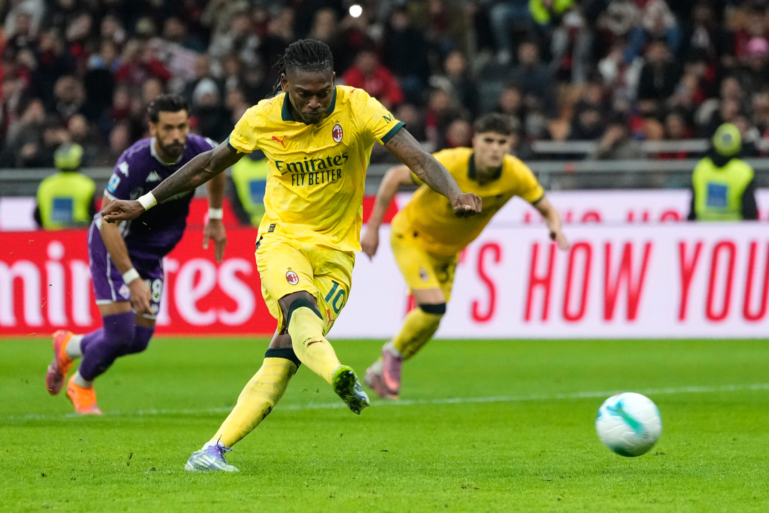 serie a milan bat la fiorentina 2 1 seul en tete du classement scaled