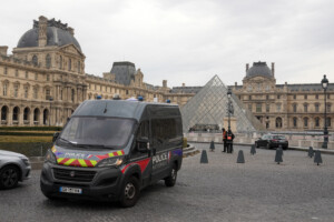 france le musee du louvre rouvre apres un vol mais certaines parties restent inaccessibles