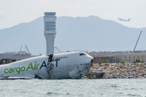 hong kong un avion cargo sort de piste deux morts
