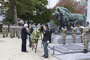 italie belgique mattarella depose une couronne au monument du soldat inconnu a bruxelles
