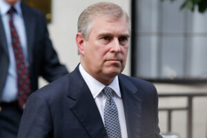 royaume uni pression sur la famille royale et le gouvernement pour priver officiellement andrew de ses titres
