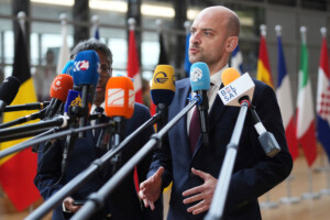 ukraine france poutine ne peut rejoindre lue que sil accepte un cessez le feu