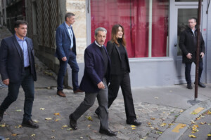 france sarkozy arrive a la prison de la sante a paris