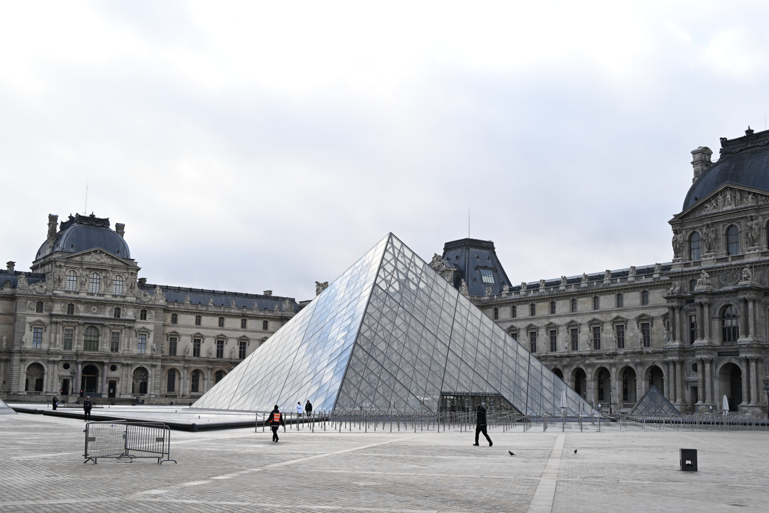 france vol au louvre le musee estime un butin a 88 millions deuros scaled