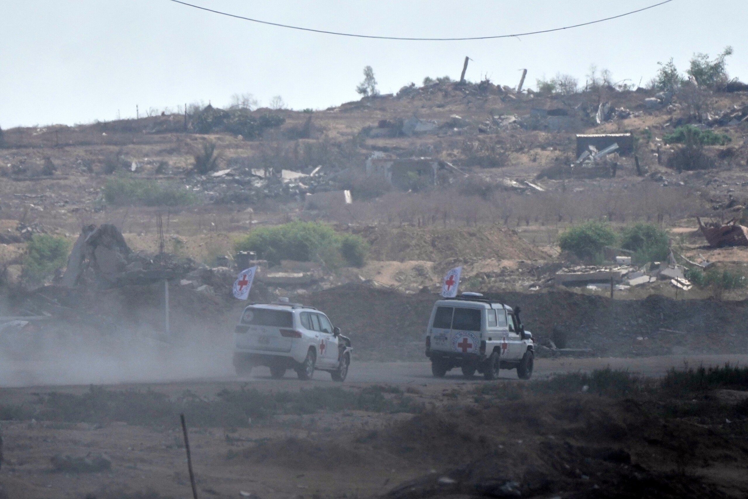 gaza tsahal des vehicules de la croix rouge en route pour recuperer les corps des otages scaled
