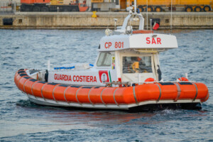 migrants bateau chavire dans les eaux maltaises 7 corps recuperes dont un mineur