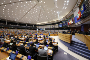 ue feu vert du parlement europeen pour les nouvelles regles relatives au permis de conduire permis des 17 ans