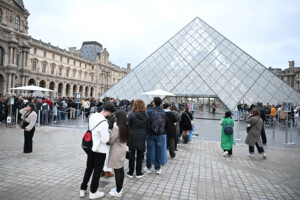 paris le louvre rouvre ses portes trois jours apres le vol