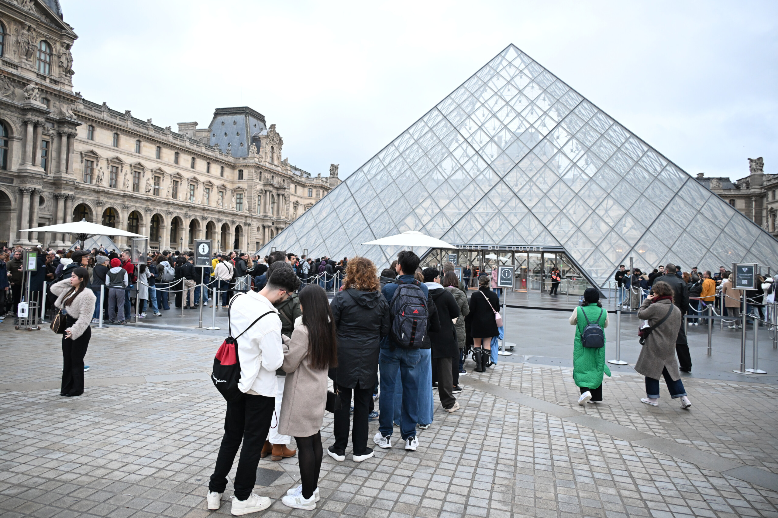paris le louvre rouvre ses portes trois jours apres le vol scaled