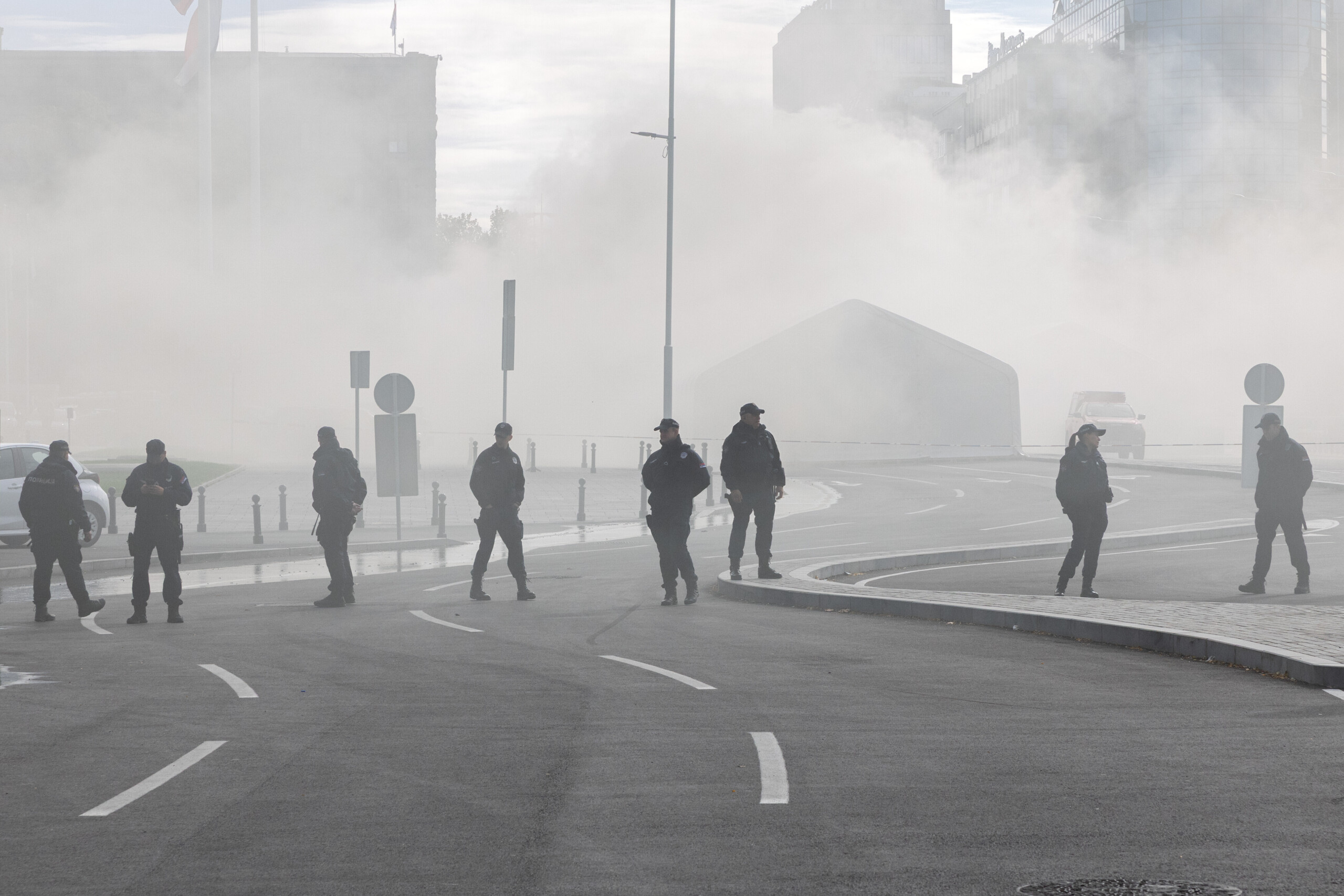 serbie coups de feu devant le parlement a belgrade un blesse le responsable arrete scaled