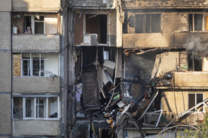 ukraine au moins deux victimes a kiev apres un raid russe dans la nuit