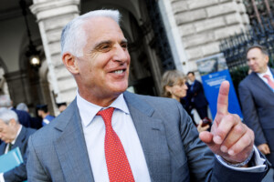 unicredit orcel nous confirmons nos previsions de benefices de 105 milliards en 2025
