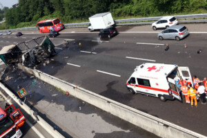 accidents de la route collision frontale entre voitures dans la region de bologne un garcon de 7 ans decede