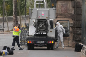 france le vol du louvre devient une publicite pour une entreprise allemande de levage