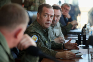 medvedev les decisions de trump constituent un acte de guerre contre la russie