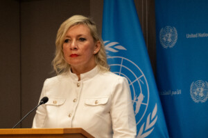 ukraine zakharova nous sommes prets a des contacts avec le departement detat americain