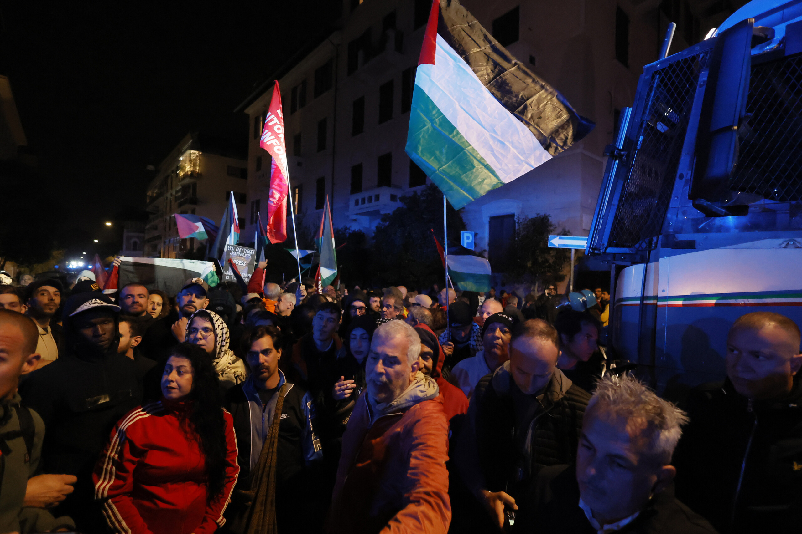 rome le cortege pro palestinien ne sarrete pas les manifestants encore vises par les canons a eau scaled