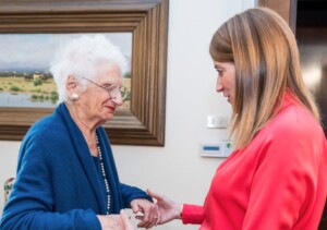 ue metsola chez liliana segre sa voix porte le poids de lhistoire