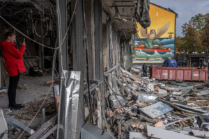 ukraine kiev la russie a frappe un immeuble residentiel a kherson faisant deux morts