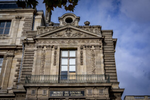 france les bijoux du louvre transferes dans un coffre fort a 26 metres de profondeur