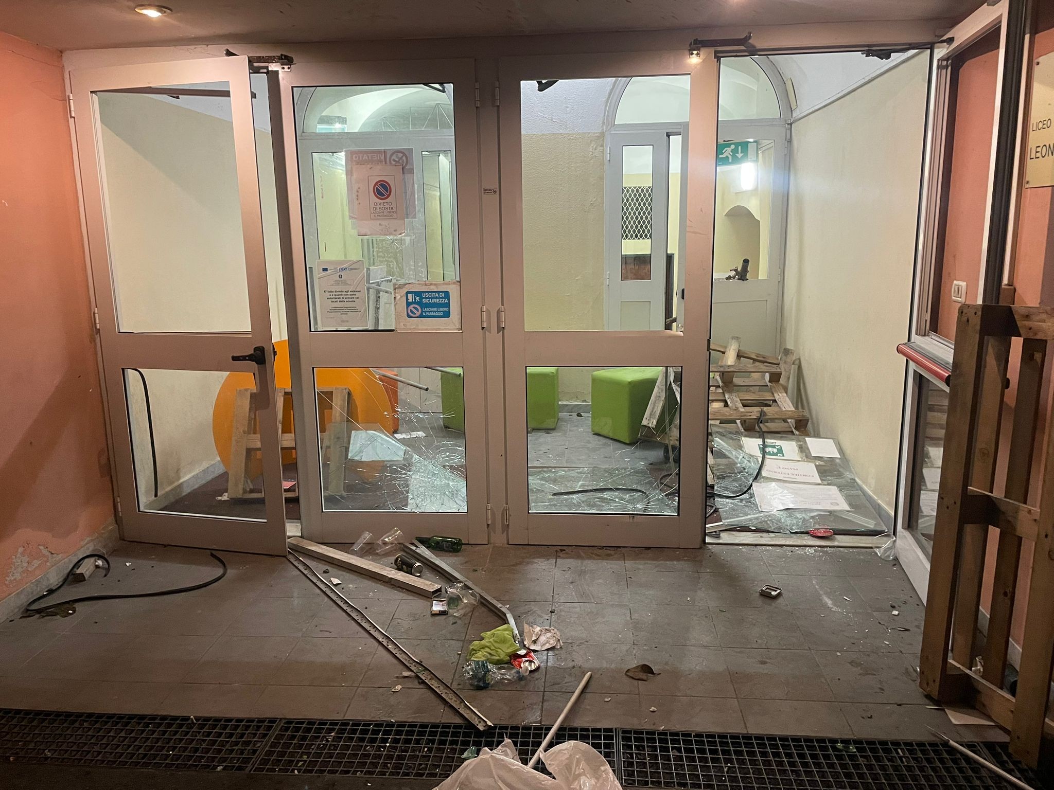 Gênes : un groupe armé de barres de fer vandalise un lycée avec des inscriptions néofascistes 1 genes un groupe arme de barres de fer vandalise un lycee avec des inscriptions neofascistes