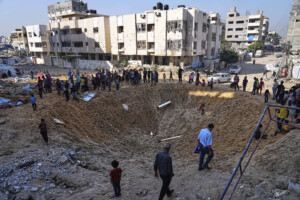 legypte envoie 12 camions a gaza pour les operations de recherche des corps