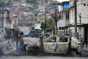 bresil operation anti trafic de drogue a rio plus de 60 morts dans les favelas