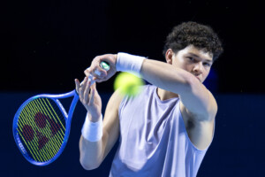 atp masters 1000 de paris shelton se qualifie pour les quarts de finale et decroche son billet pour les finales