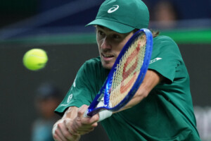 atp paris de minaur obtient son billet pour les masters en quarts de finale contre bublik