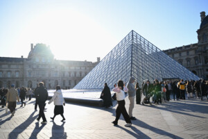 france des dispositifs anti intrusion vont etre installes autour du louvre