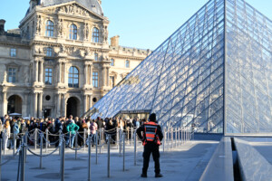 france vol au louvre un homme de 37 ans est egalement inculpe trois personnes sont relachees sans inculpation