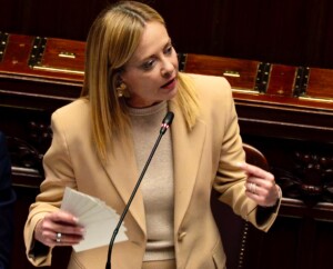 attaque dans un train en angleterre meloni consternation apres lagression au couteau