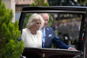 le roi charles et camilla bouleverses et choques par lattaque dans le train