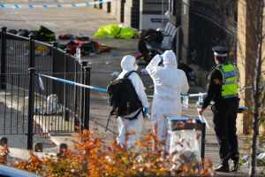 royaume uni lun des deux arretes pour avoir poignarde dans un train a ete libere