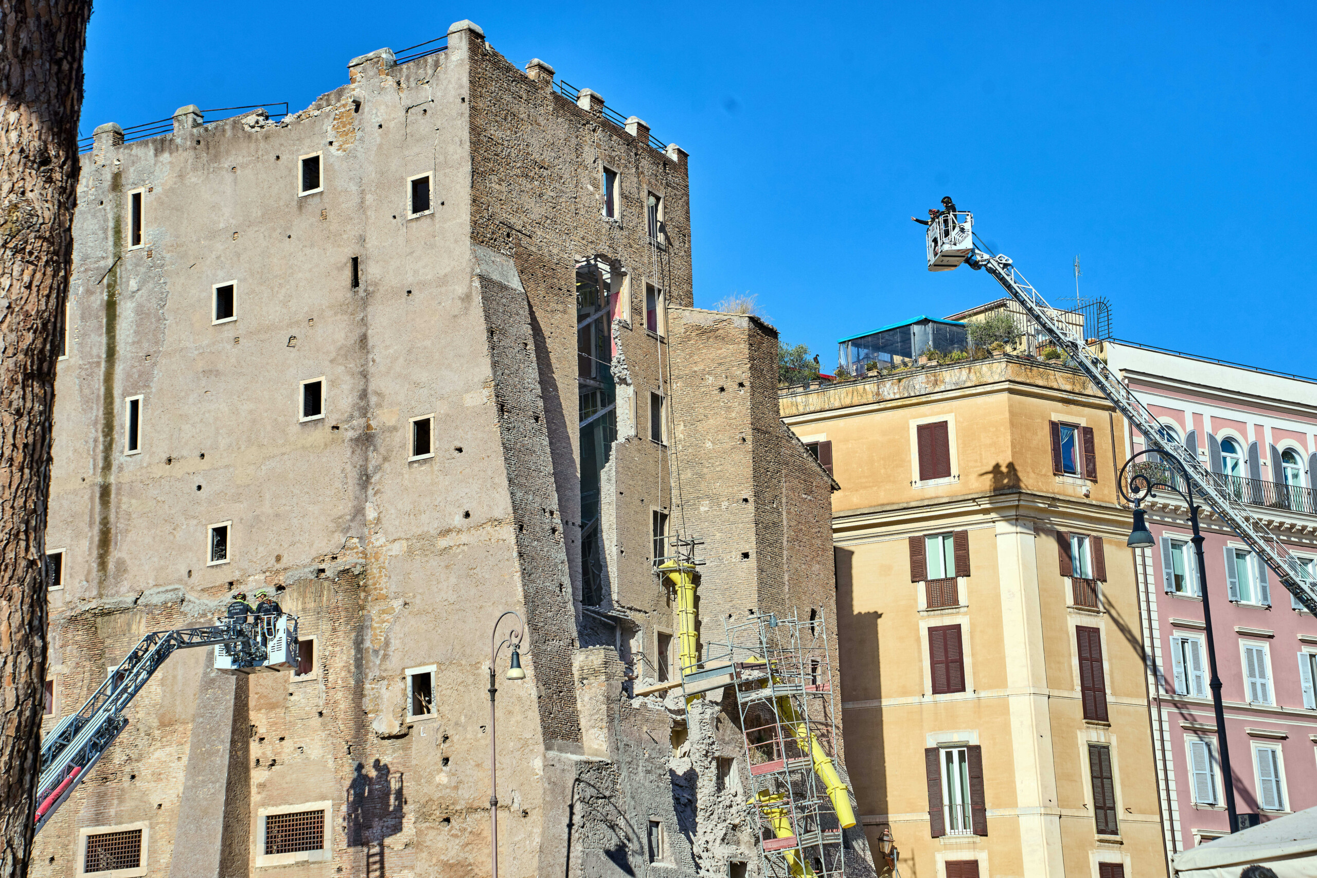 Effondrement de la Torre dei Conti aux Forums impériaux, Farnesina : « Des propos sordides de la part de Moscou » 1 effondrement de la torre dei conti aux forums imperiaux farnesina des propos sordides de la part de moscou scaled