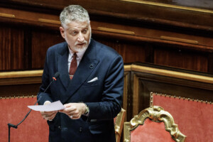 effondrement de la torre dei conti aux forums imperiaux giuli situation tres delicate les sauveteurs font preuve dun optimisme prudent