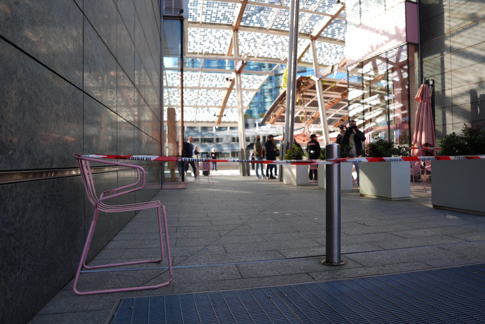 milan une femme poignardee sur la place gae aulenti son etat est grave